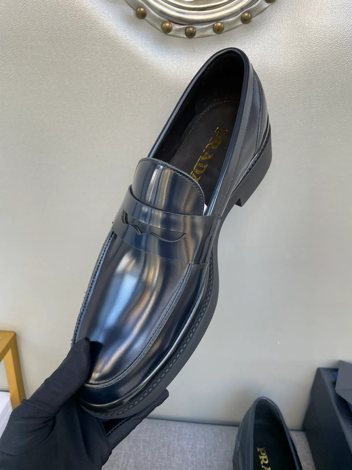 Men's shoes 💰860 💰Best recommendation✨PRADA Prada top purchasing quality imported upper with color-brushed edge beads carved toe design cowhide lining private molded TPU outsole non-slip, wear-resistant and elastic fashionable and versatile burgundy black blue 39-44 in stock (38, 45 customized for replacement, return and exchange)